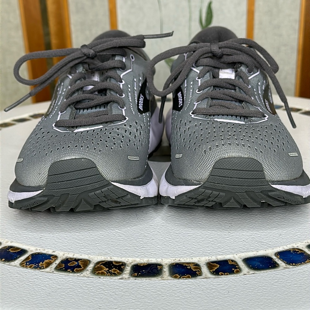 Brooks Women's Ghost 13 Gray Shoes Lace Up Sz 9 medium 
Gray, black, lavender